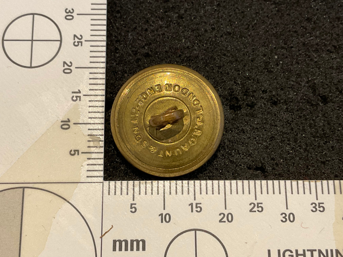 WW1 Machine Gun Corps 20mm brass button, by Gaunt.