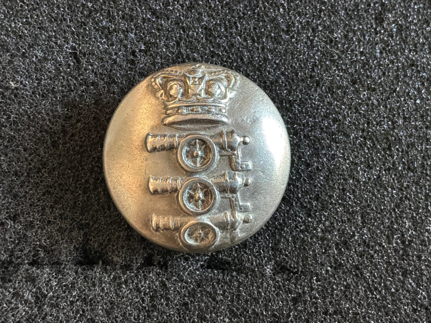 QVC Royal Regiment of Artillery (Vols) 1855-73 button.