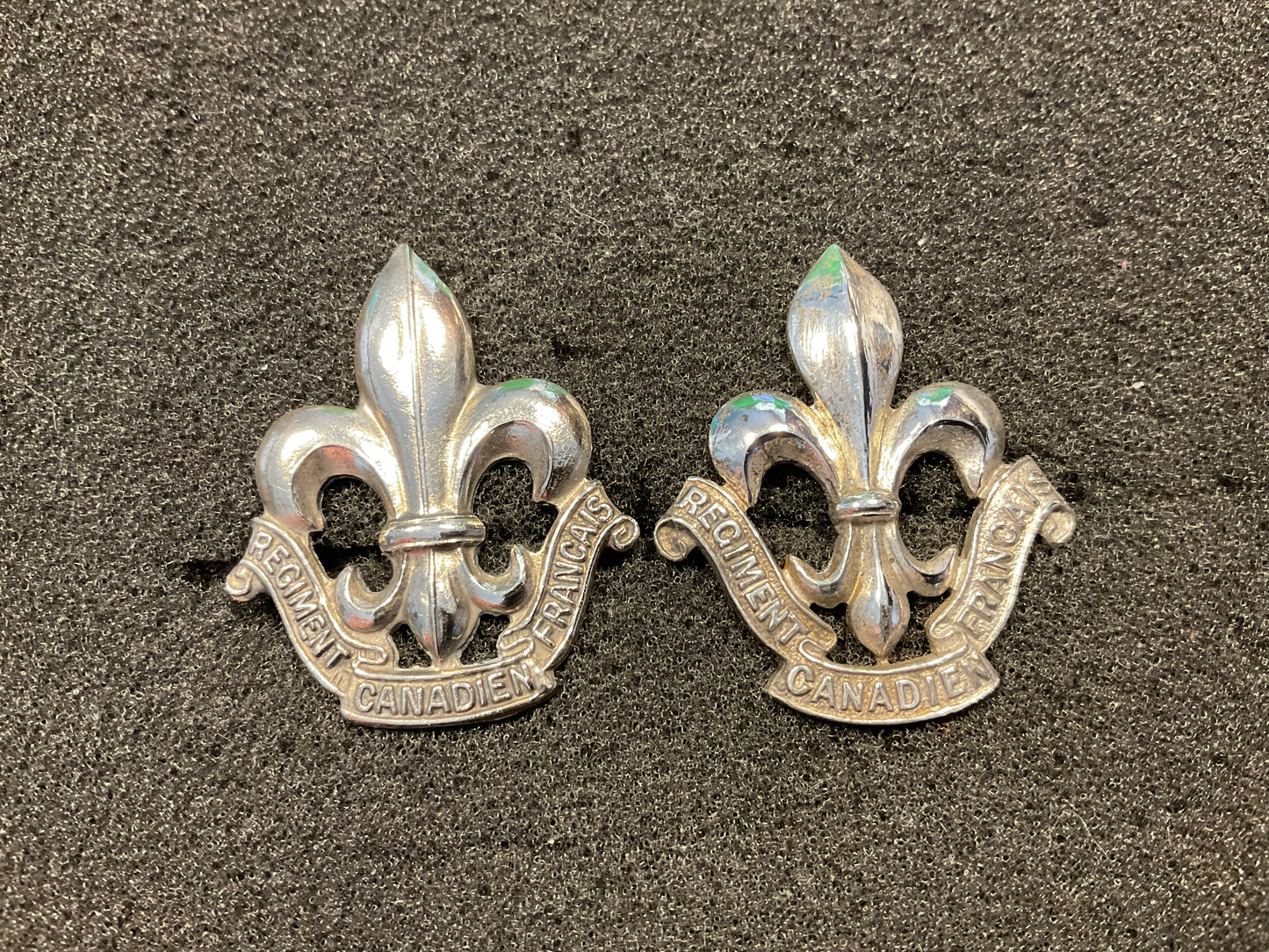 Collar badges Van Doos Royal 22nd Regiment (Canadien Francais) , 1st Canadian Infantry Division.