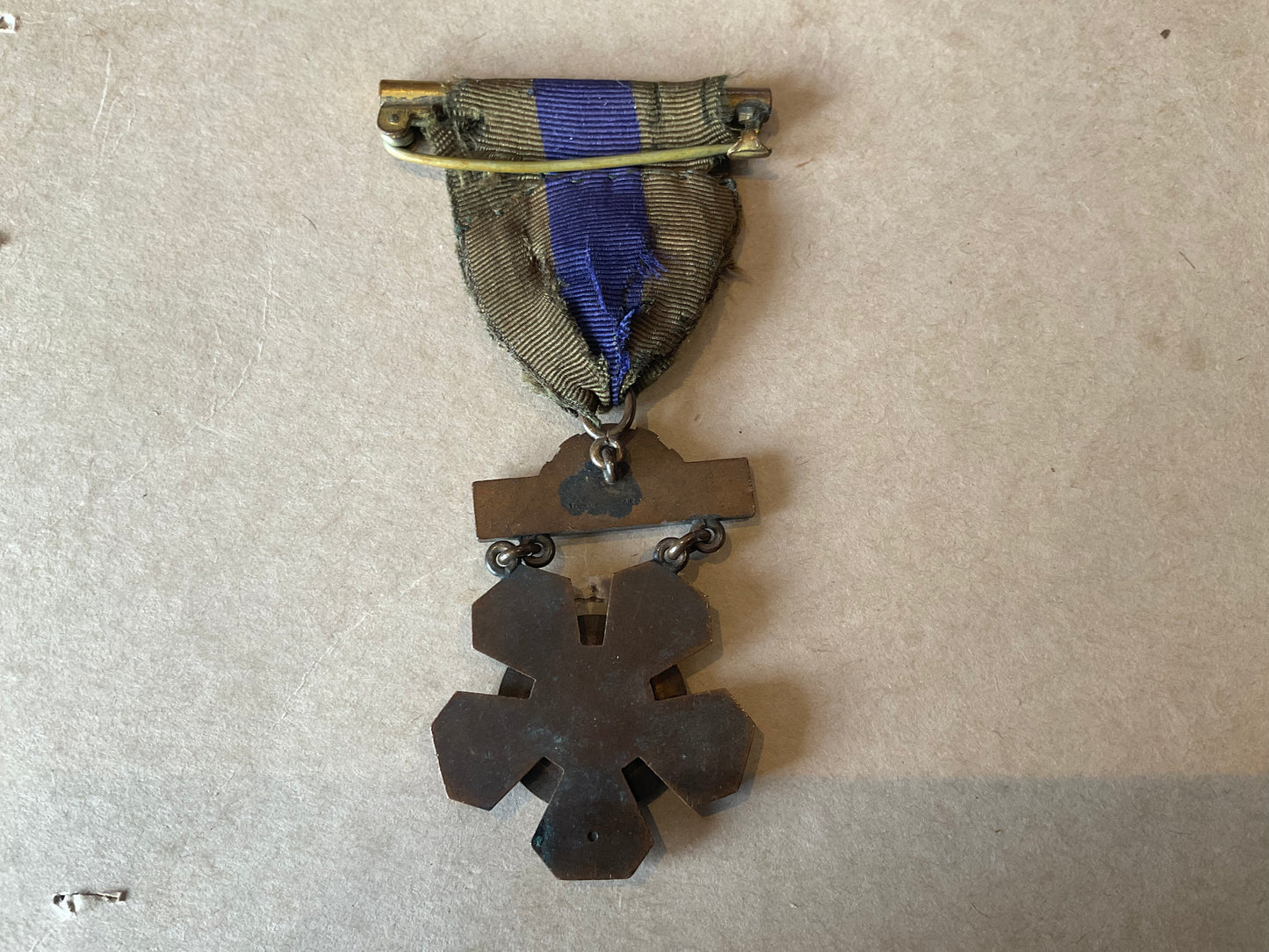 Bronze Massachusetts Volunteer Militia marksman’s medal dated 1905, retaining its original two‑colour suspension ribbon.