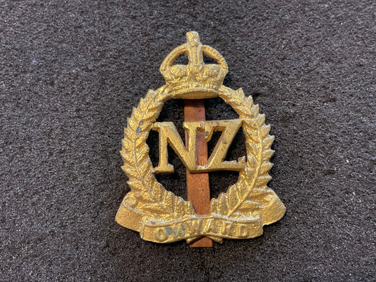 WW1/2 New Zealand General Service ONWARD theatre made cap badge.
