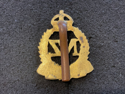 WW1/2 New Zealand General Service ONWARD theatre made cap badge.