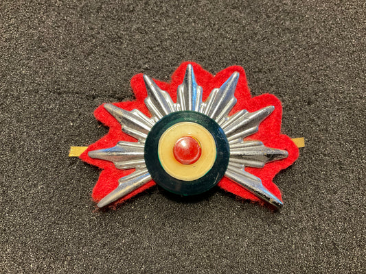 Pre-1979 Imperial Iranian Army (Artesh) cap or beret insignia for NCOs and enlisted personnel.