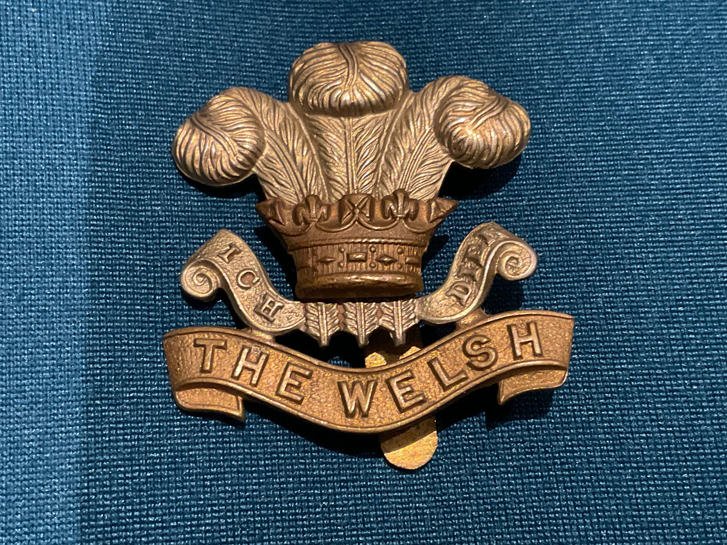 WW1 The Welsh Regiment cap badge.