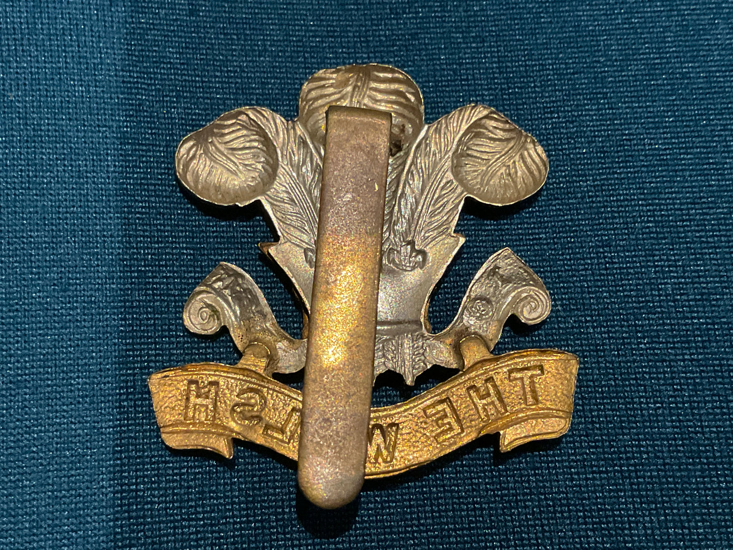 WW1 The Welsh Regiment cap badge.