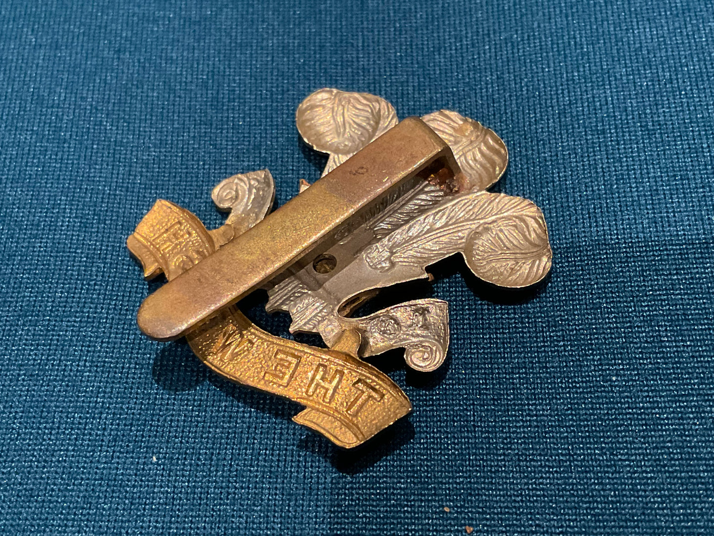 WW1 The Welsh Regiment cap badge.