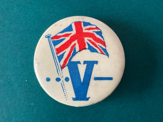 WW2 Churchills V For Victory Army Navy RAF Flags tin button badge