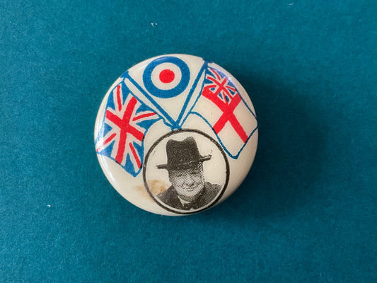 WW2 Churchills V For Victory Army Navy RAF Flags tin button badge.