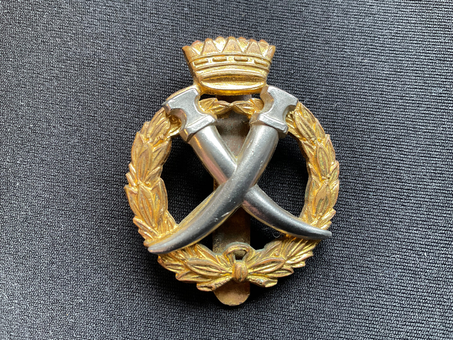 Bahrain Army/Defence Force cap badge by FIRMIN