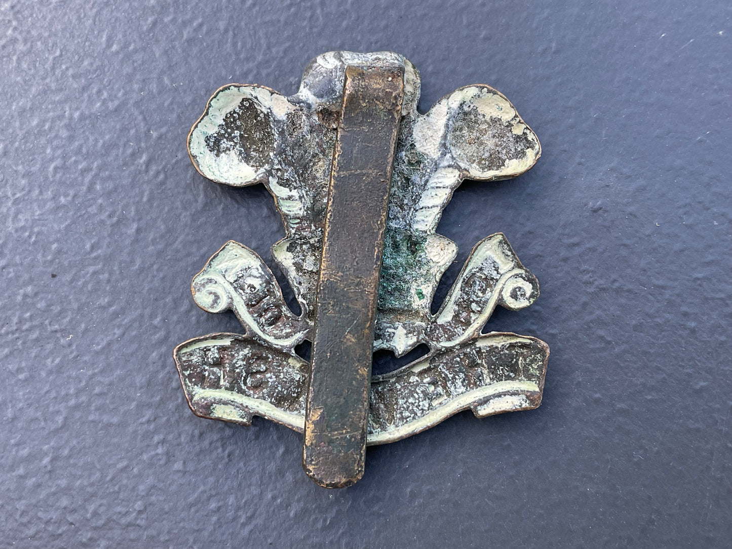 WW1 1916 The Welsh Regiment all brass cap badge