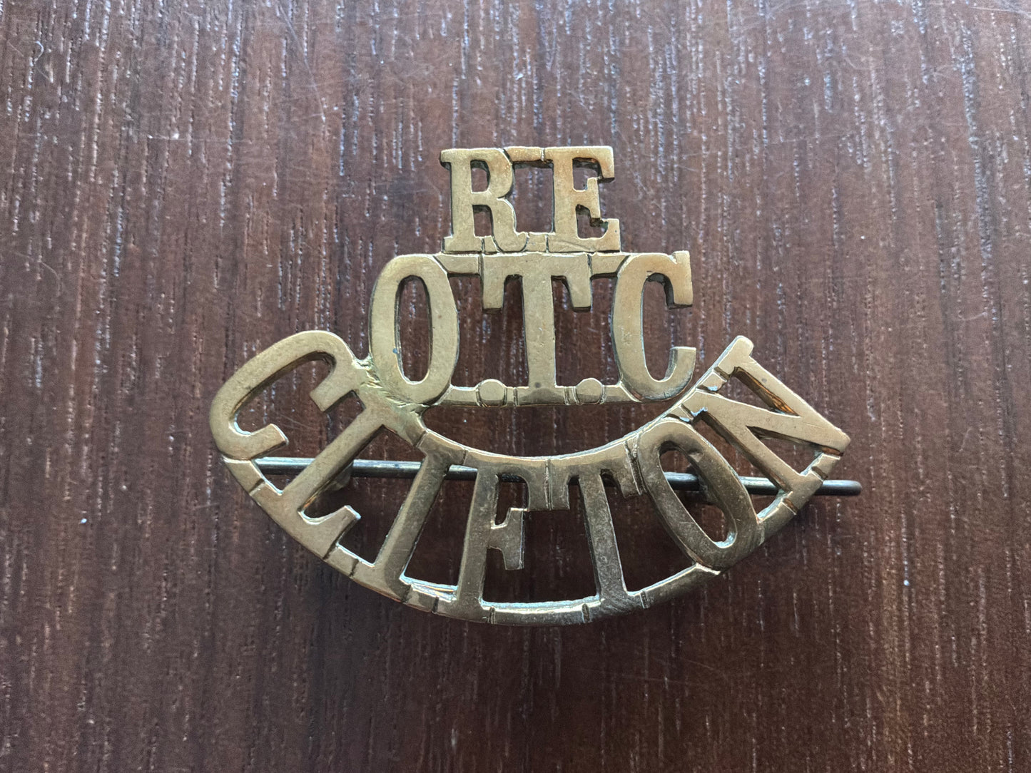 RE/OTC/CLIFTON brass shoulder title.
