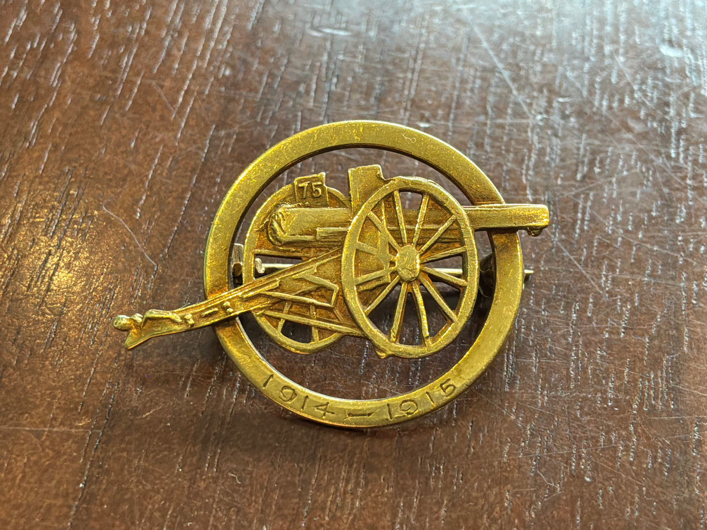 French WWI insigne patriotique ,featuring the famous “75” — the Canon de 75mm modèle 1897 sweetheart.