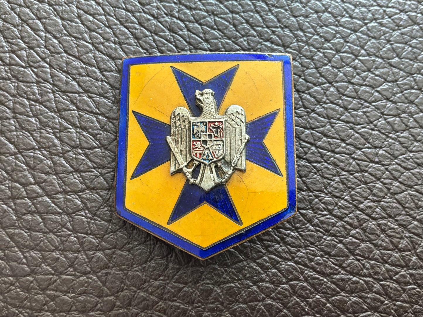 WW2 Romanian Sentinel of the Fatherland enamel badge.
