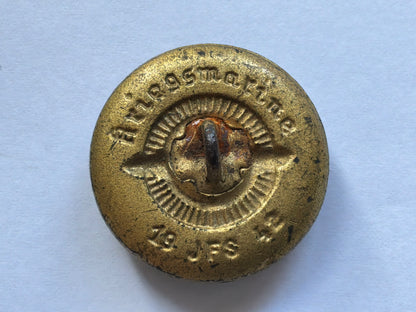 1942 dated large Kriegsmarine button by JFS