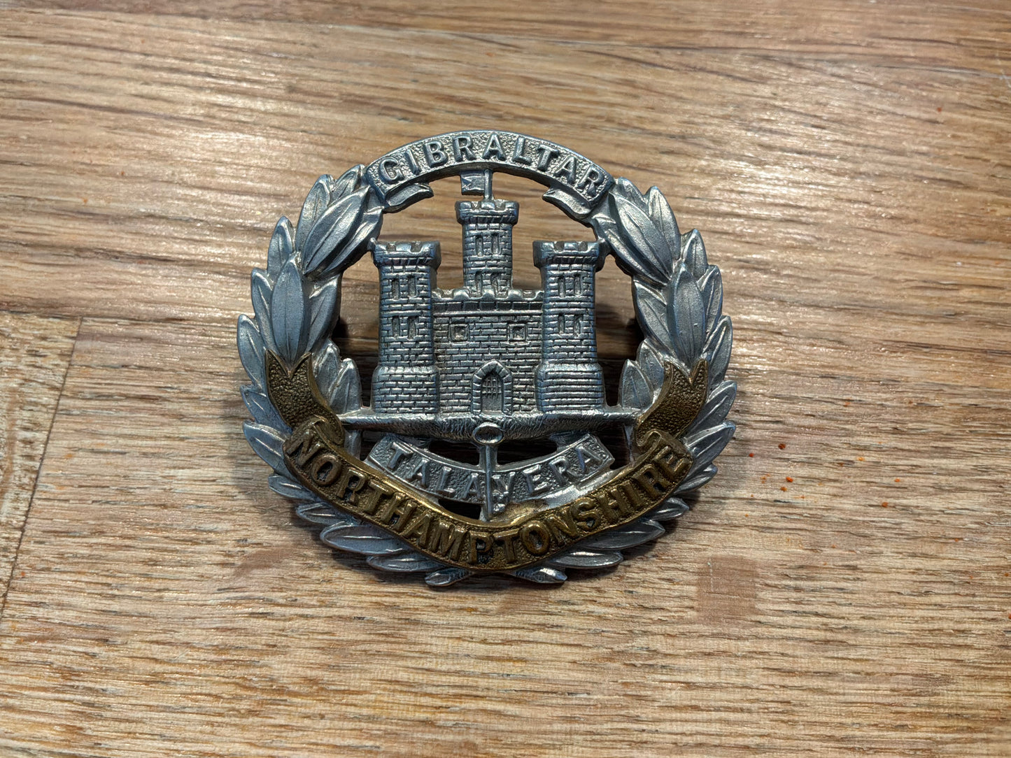 Northamptonshire Regt, Victorian/Edwardian, ‘Long key’ cap badge.