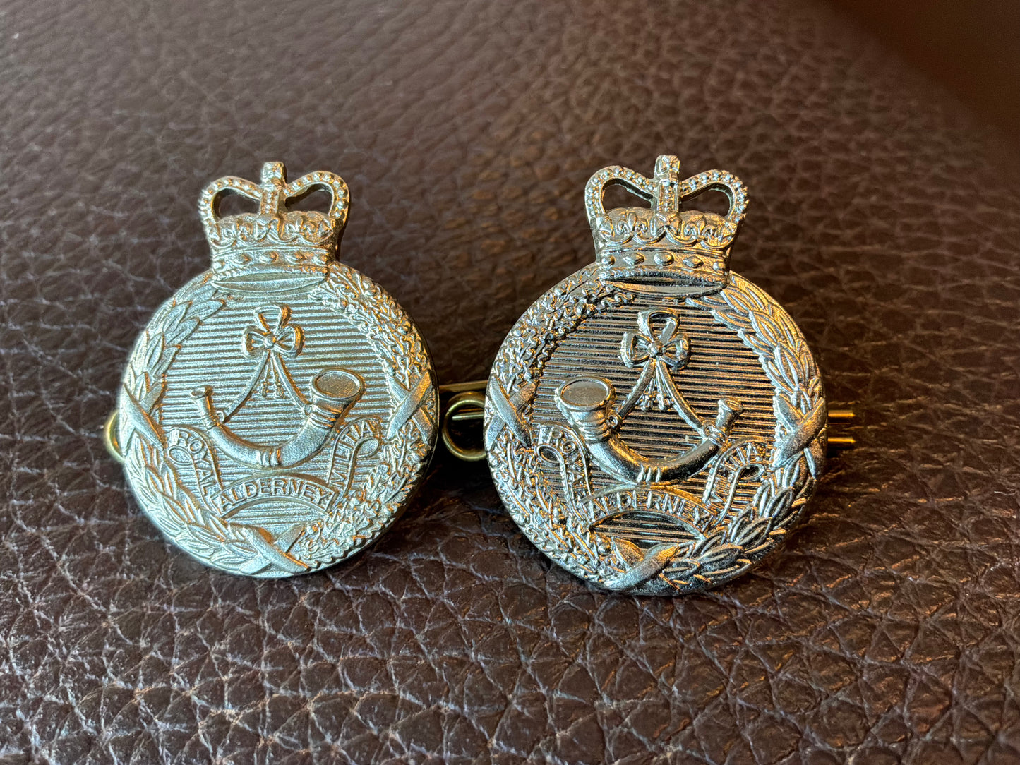 Royal Alderney Militia, w/m collar badges.