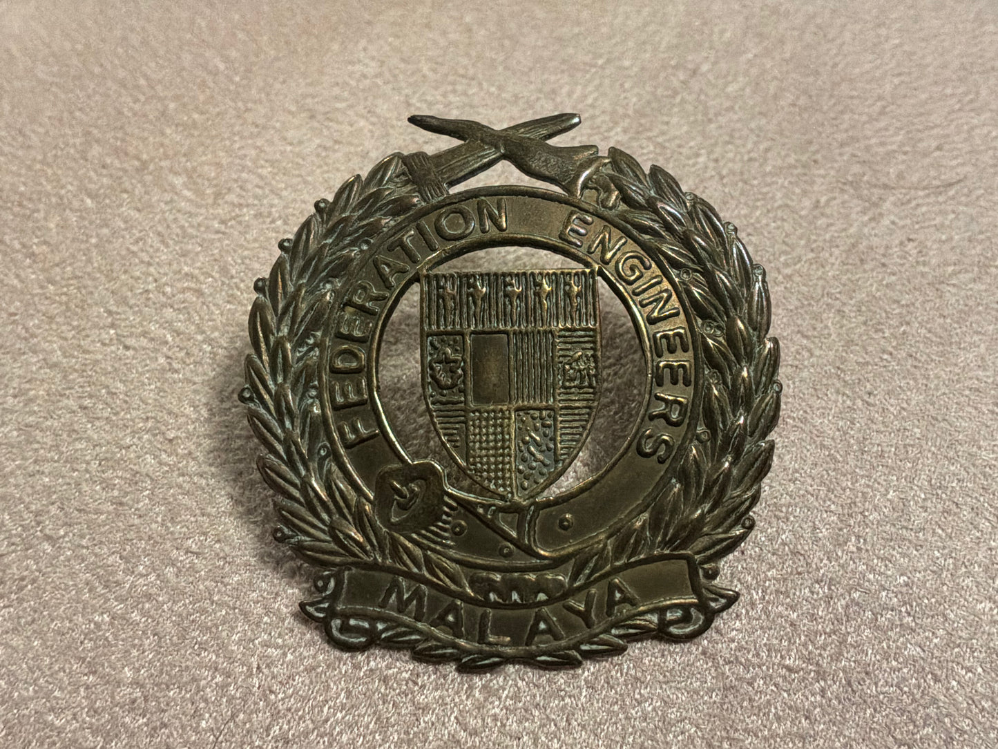 Rare Federation of Malaya Engineers Brass Cap Badge 1953-57.