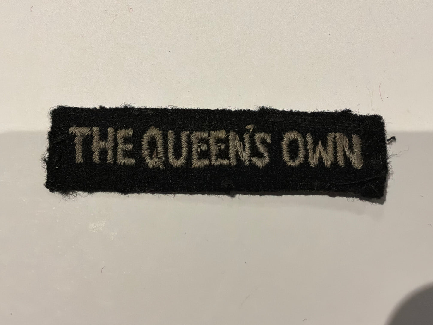 THE QUEENS OWN (565 (Mixed) Light Anti-Aircraft/Searchlight Regiment (Surrey) cloth title.