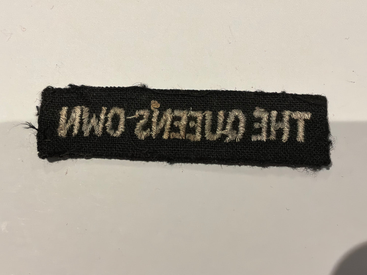 THE QUEENS OWN (565 (Mixed) Light Anti-Aircraft/Searchlight Regiment (Surrey) cloth title.