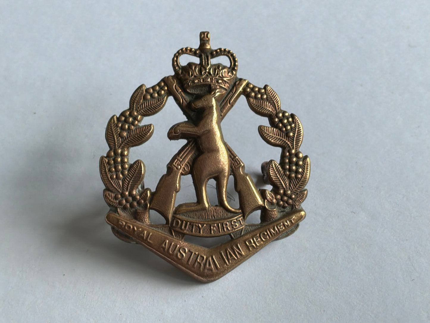 Royal Australian Regiment, (RAR) Vietnam era hat/cap badge by Swann
