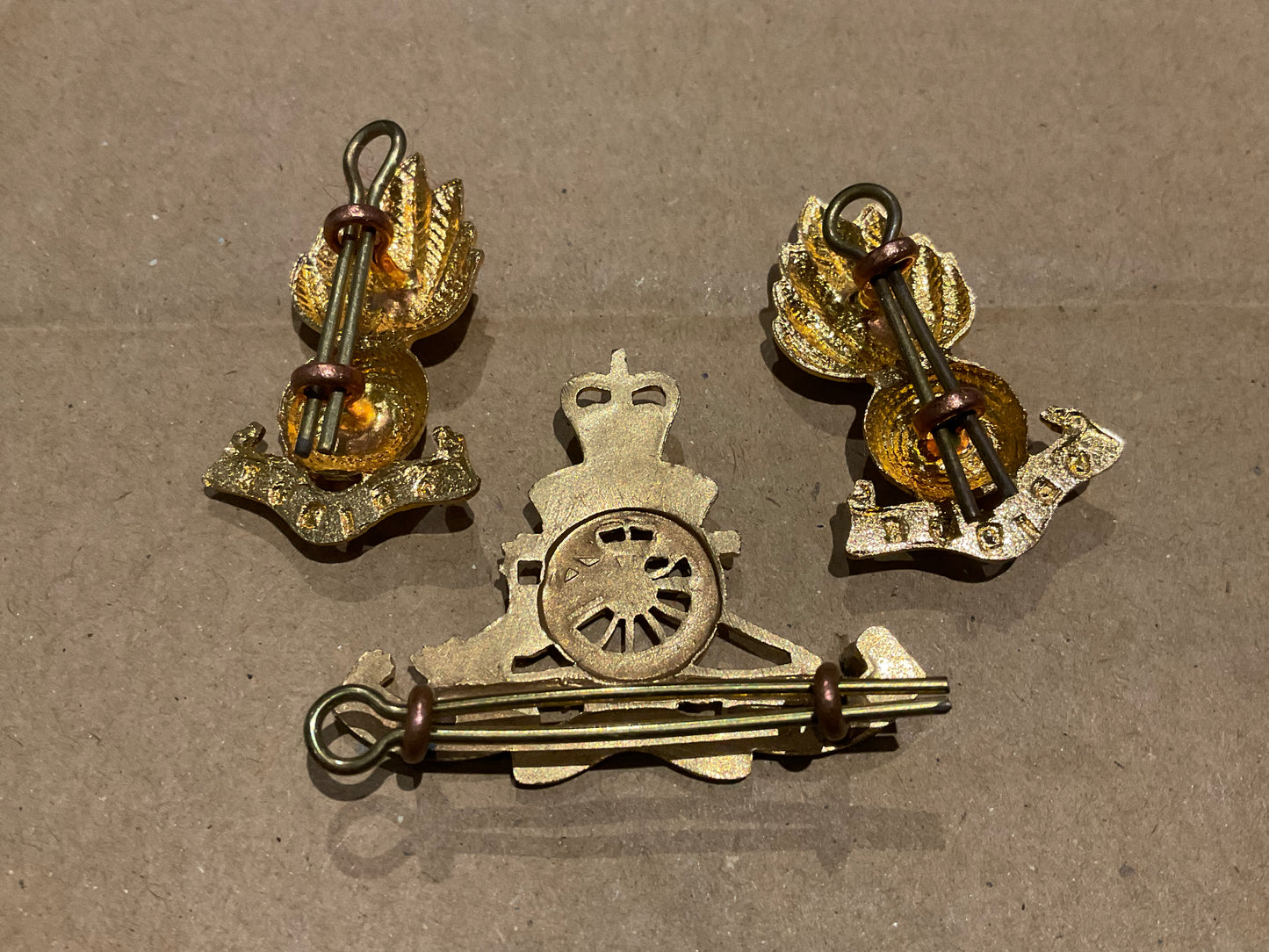 Post 1952 Q/C Royal NZ Artillery brass beret badge & collars