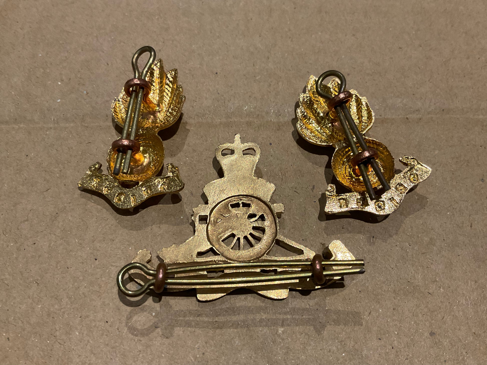 Post 1952 Q/C Royal NZ Artillery brass beret badge & collars