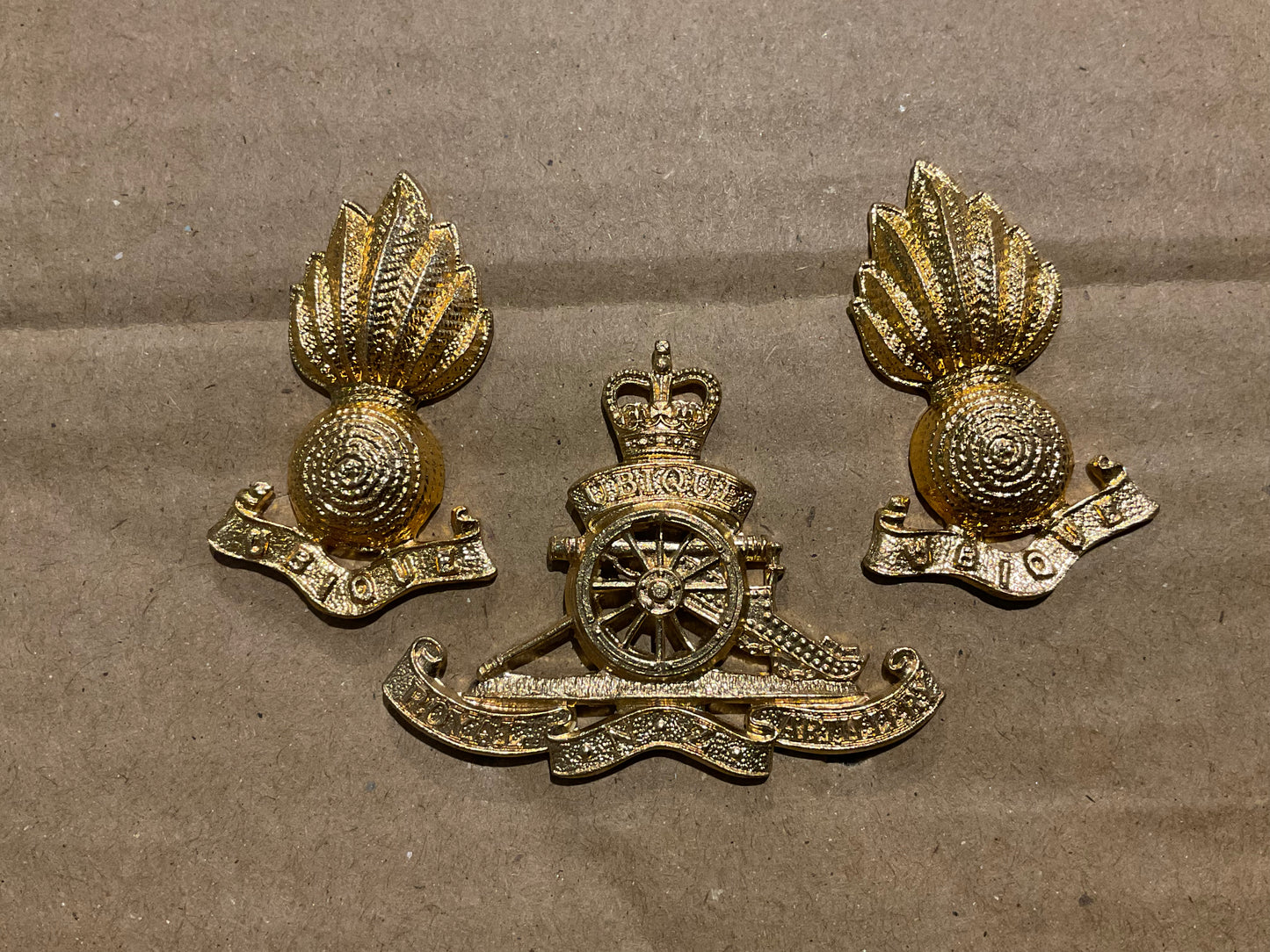Post 1952 Q/C Royal NZ Artillery brass beret badge & collars