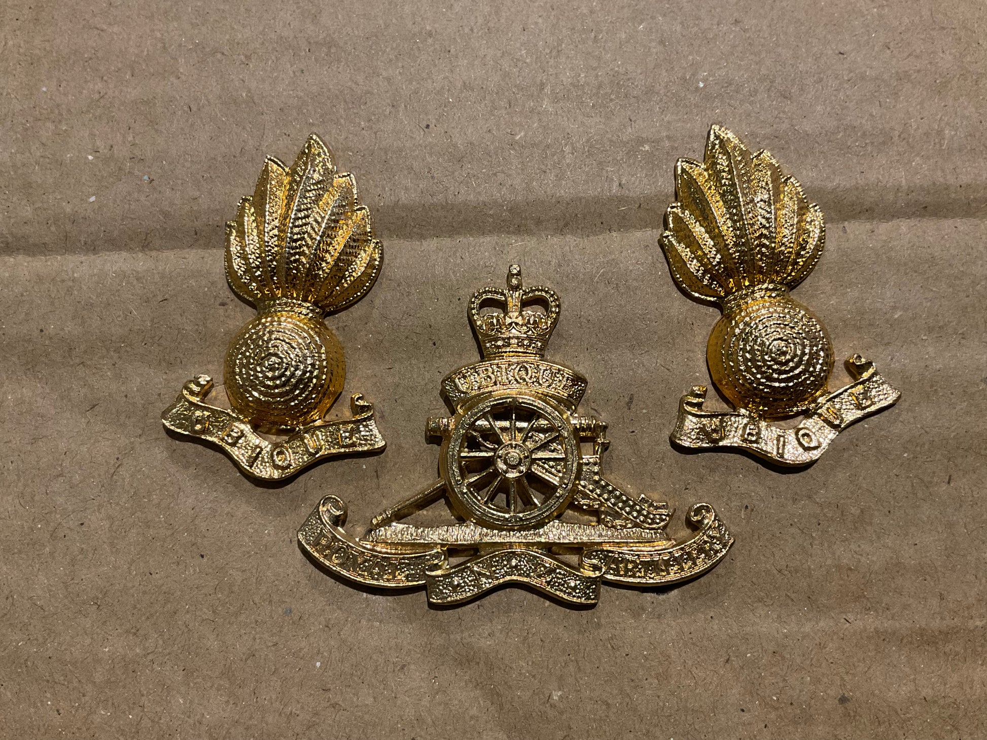 Post 1952 Q/C Royal NZ Artillery brass beret badge & collars