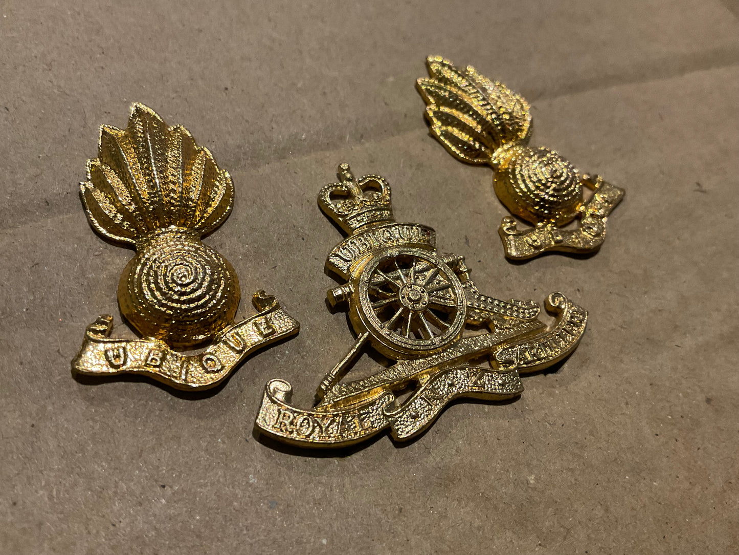 Post 1952 Q/C Royal NZ Artillery brass beret badge & collars