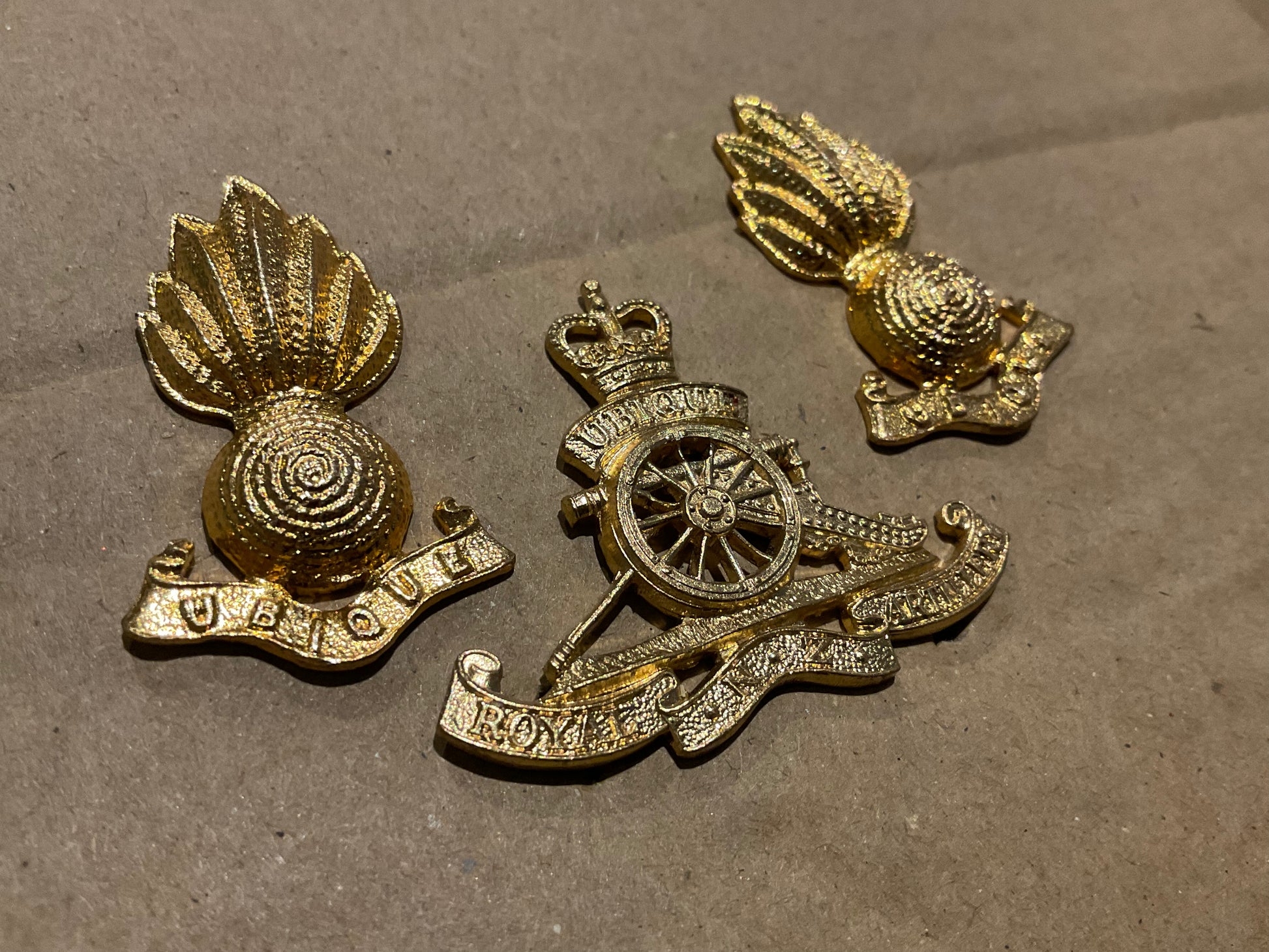 Post 1952 Q/C Royal NZ Artillery brass beret badge & collars