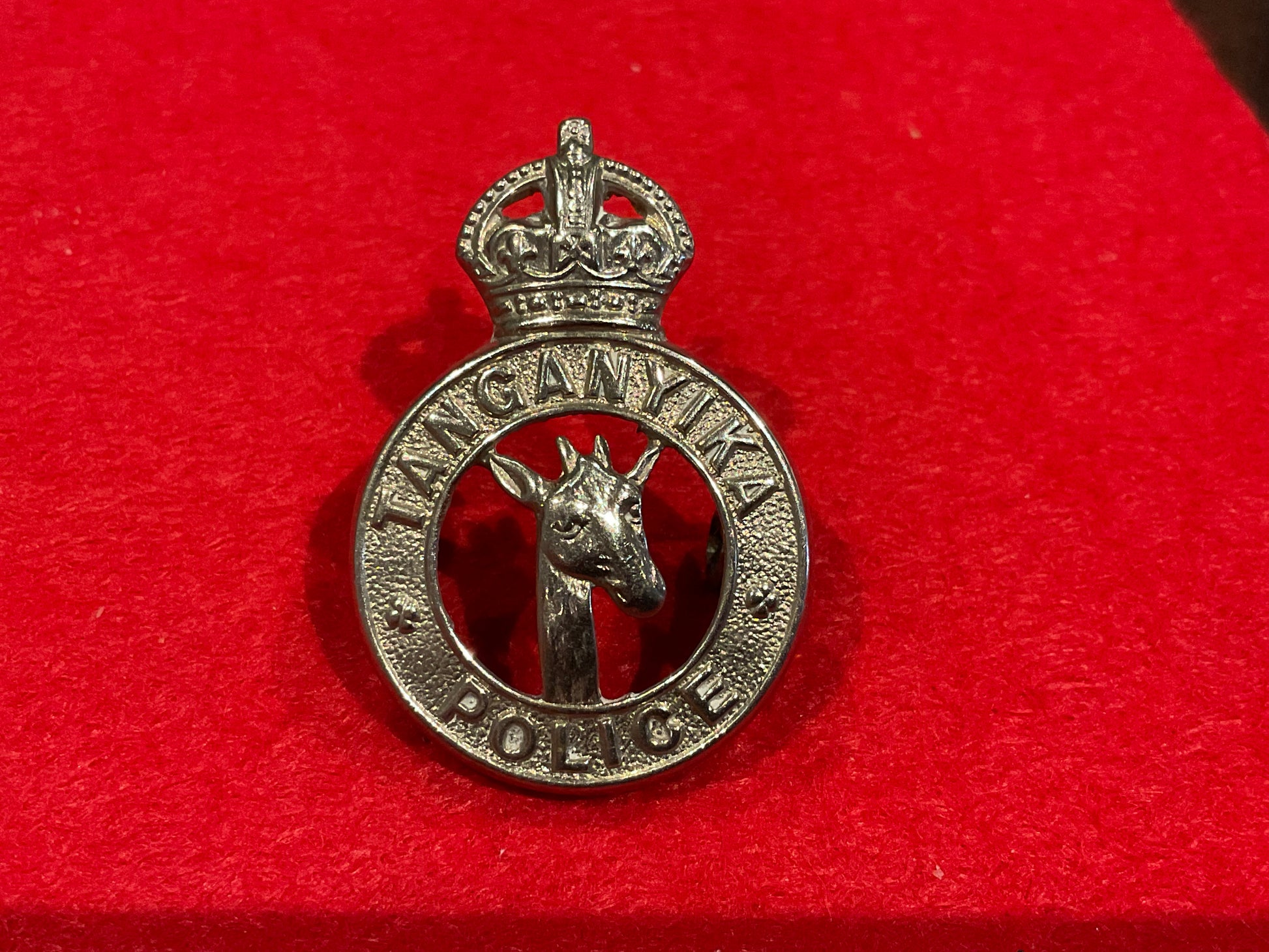 Pre 1952 K/C Tanganyika Police w/m cap badge