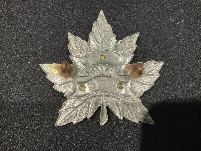 WW2 Canadian bi-metal VIII Recce (8th Recce) cap badge back