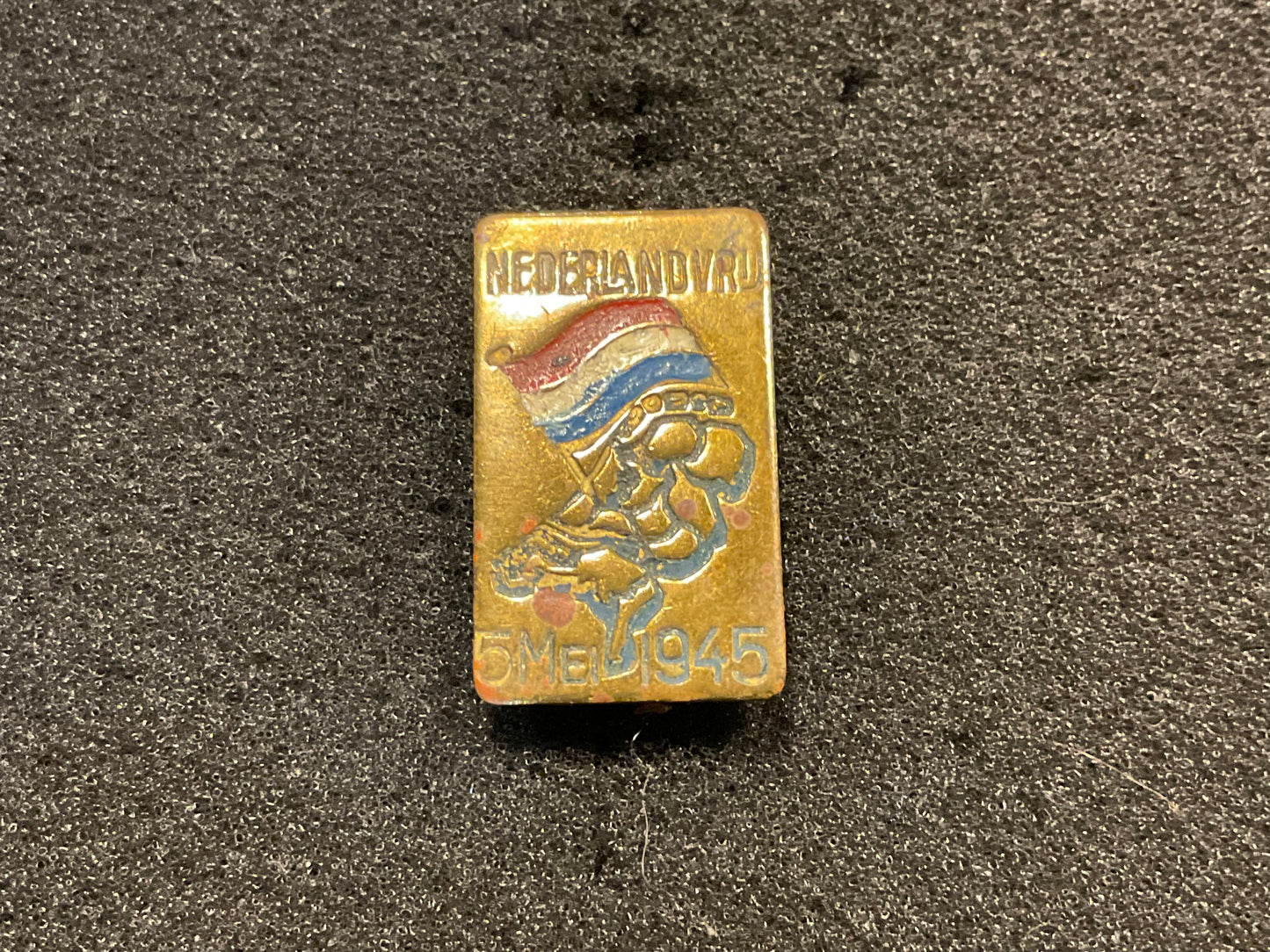 WW2 Dutch Liberation Day badge, 5 May 1945 (“Nederland Vrij”)