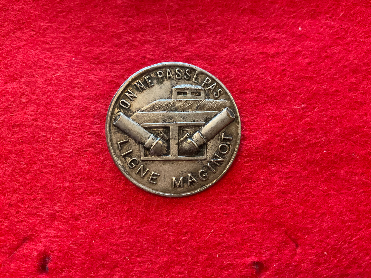 WW2 French Ligne Maginot beret/tunic badge, ‘ON NE PASSÉ PAS’