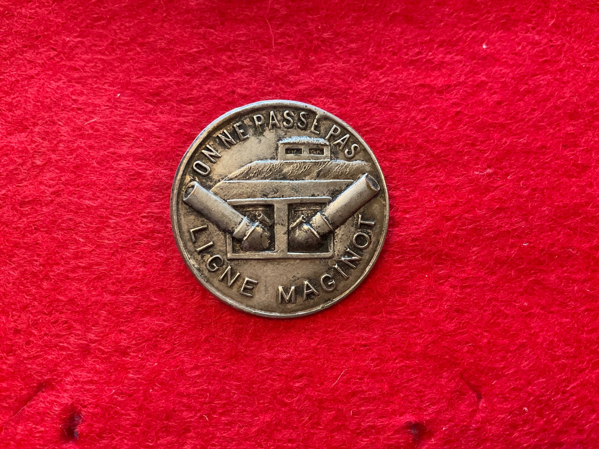WW2 French Ligne Maginot beret/tunic badge, ‘ON NE PASSÉ PAS’