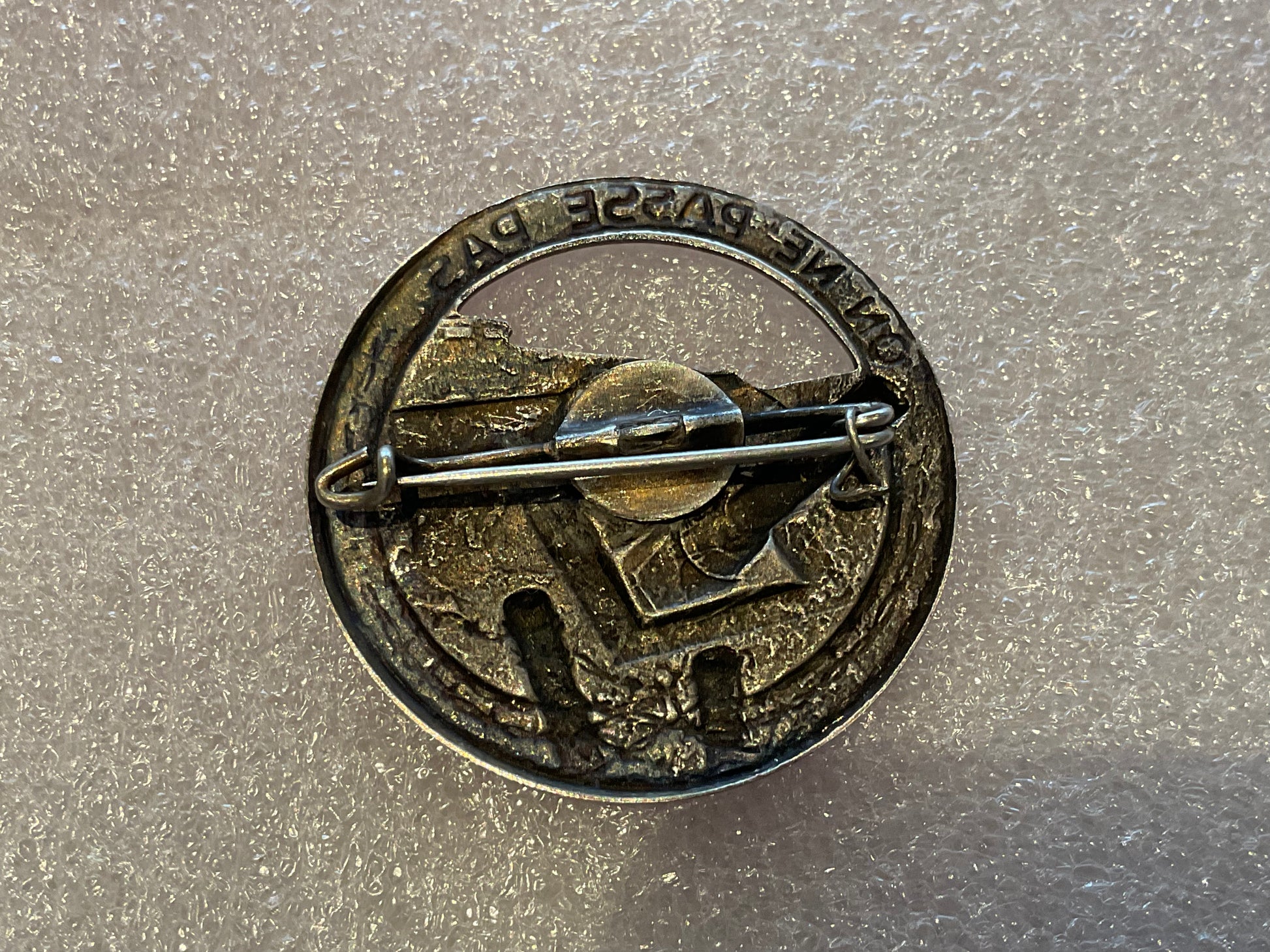 WW2 French ‘ON NE PASSÉ PAS’ Beret/breast badge