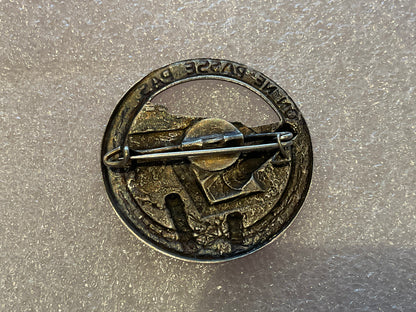 WW2 French ‘ON NE PASSÉ PAS’ Beret/breast badge