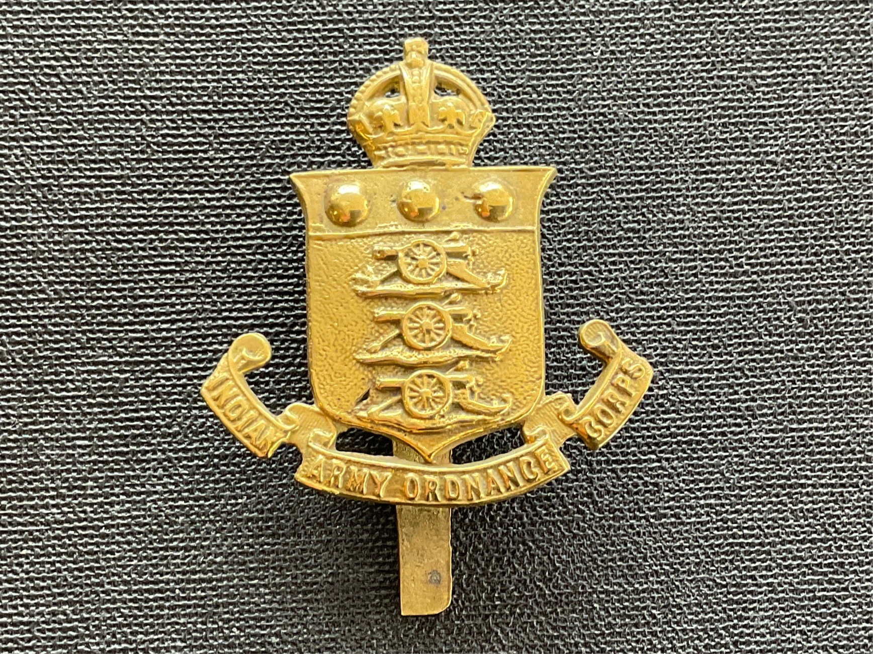 Gradia Militaria -  WW2 Indian Army Ordnance Corps cap badge