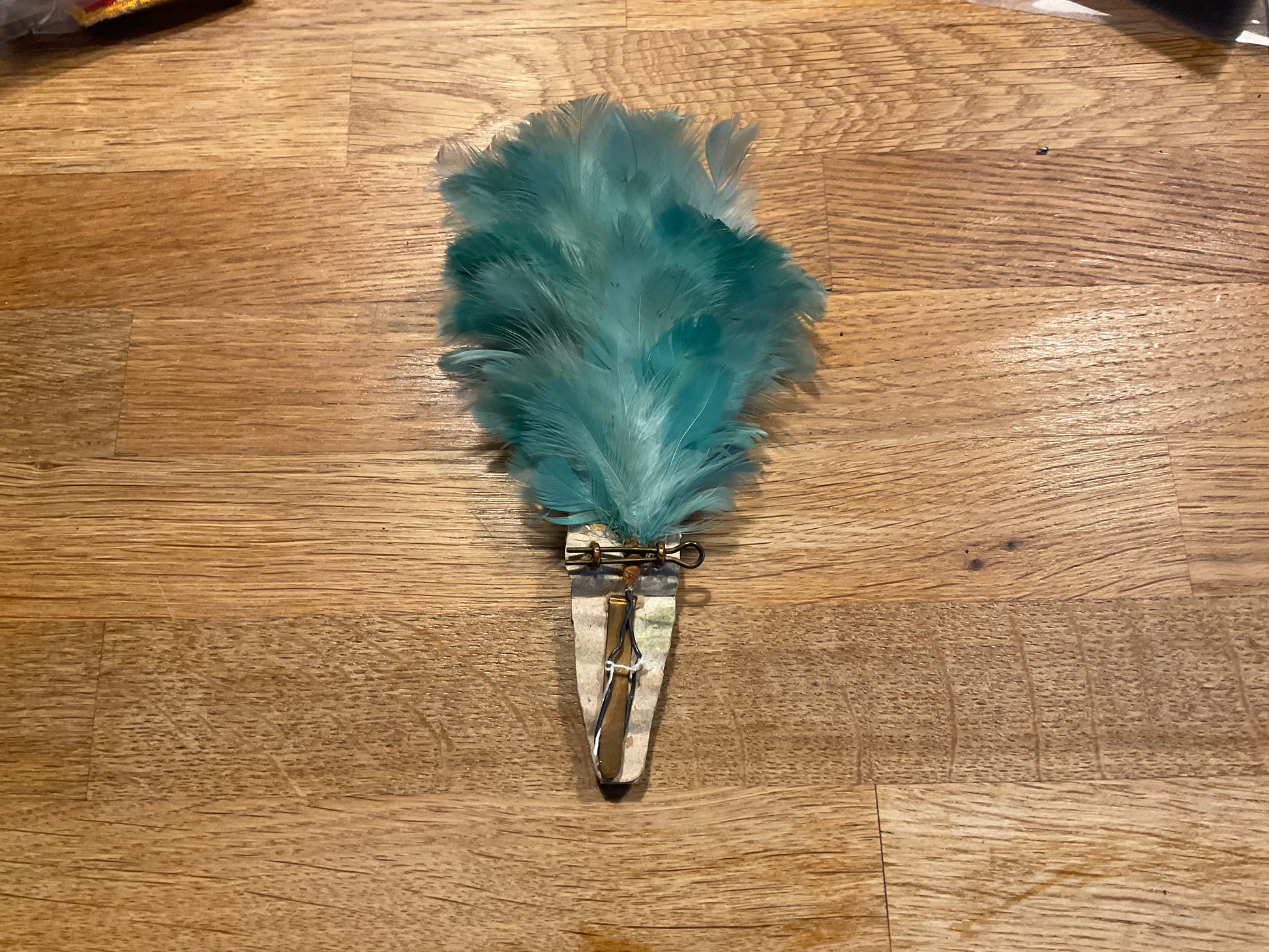 WW2 Royal Irish Fusiliers cap badge & feather plum