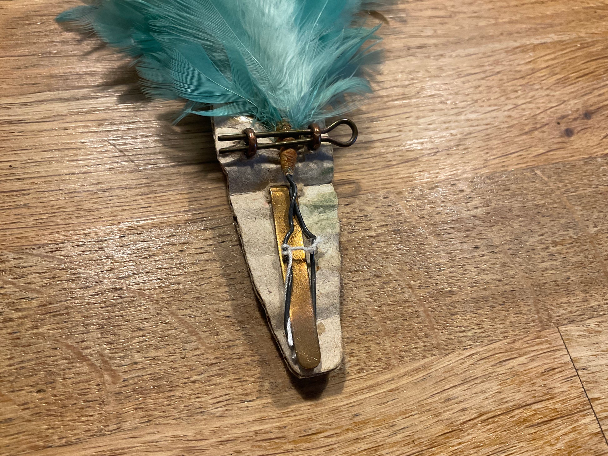 WW2 Royal Irish Fusiliers cap badge & feather plum