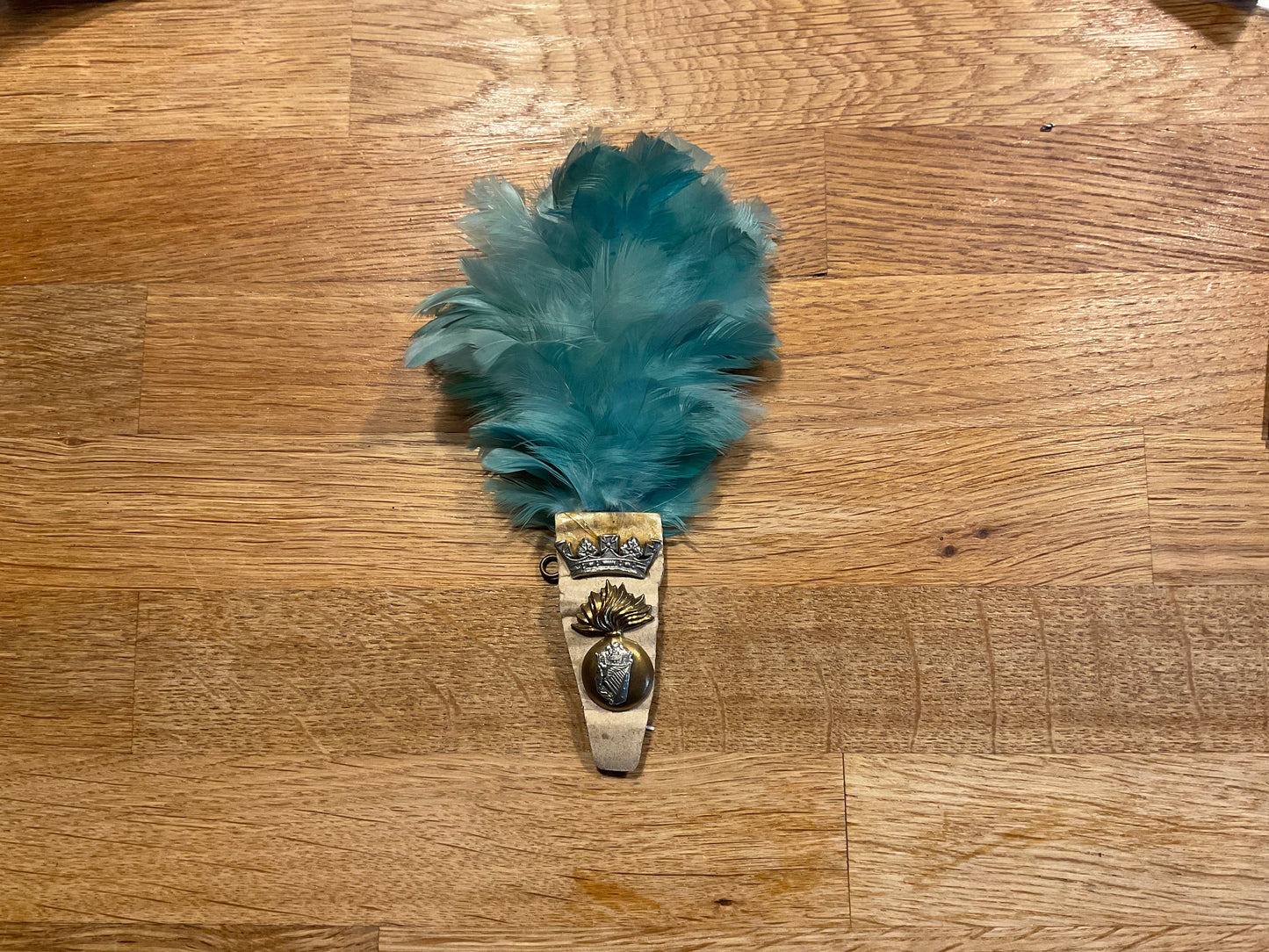 WW2 Royal Irish Fusiliers cap badge & feather plum