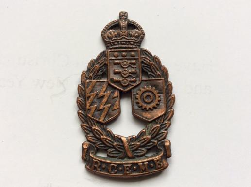 WW2 R.C.E.M.E ( Royal Canadian Electrical & Mechanical Engineers Cap badge