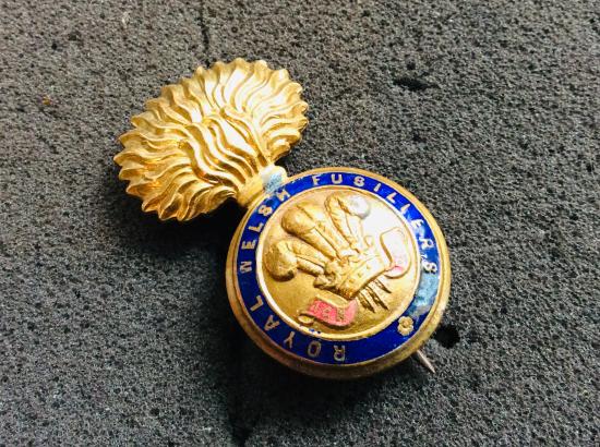 WW1 Royal Welsh Fusiliers Sweetheart badge
