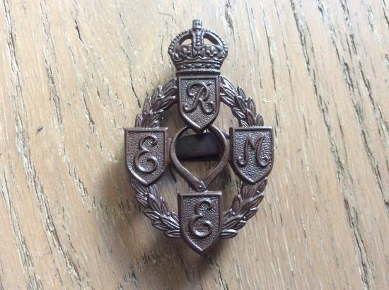 WW2 Officers Service Dress R.E.M.E cap badge