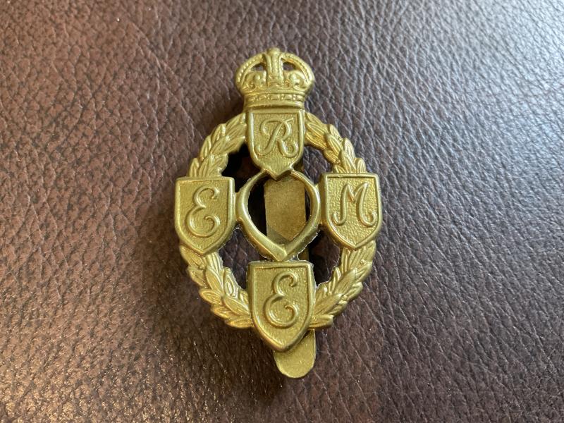 WW2 R.E.M.E brass other ranks cap badge