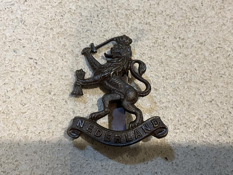 WW2 British made Free Dutch forces O.S.D cap badge