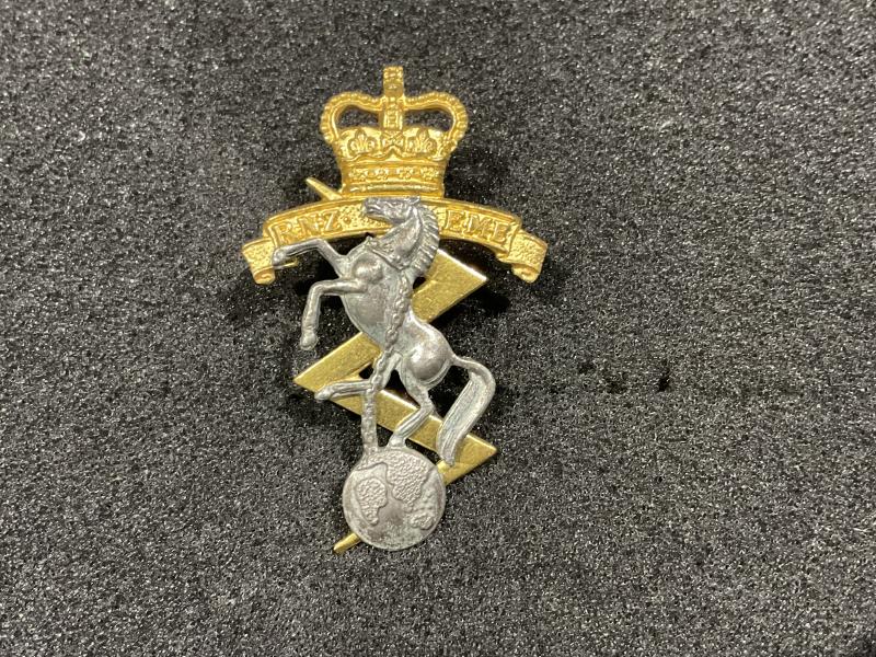 R.N.Z.E.M.E officers cap badge