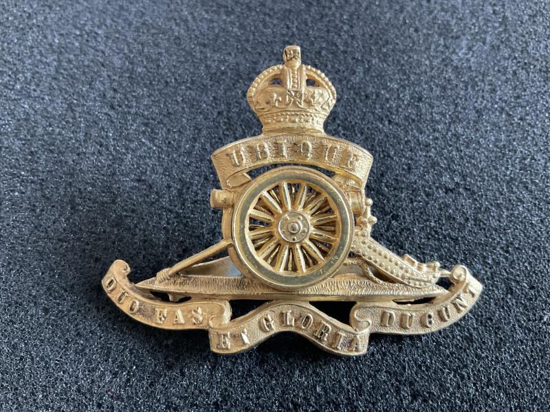 WW1/2 Royal Artillery officers gilded brass cap badge.