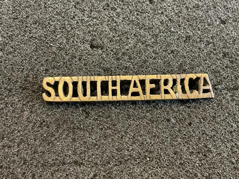 WW1/2 SOUTH AFRICA small brass nationality title.
