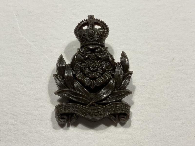 WW2 Intelligence Corps plastic economy cap badge.